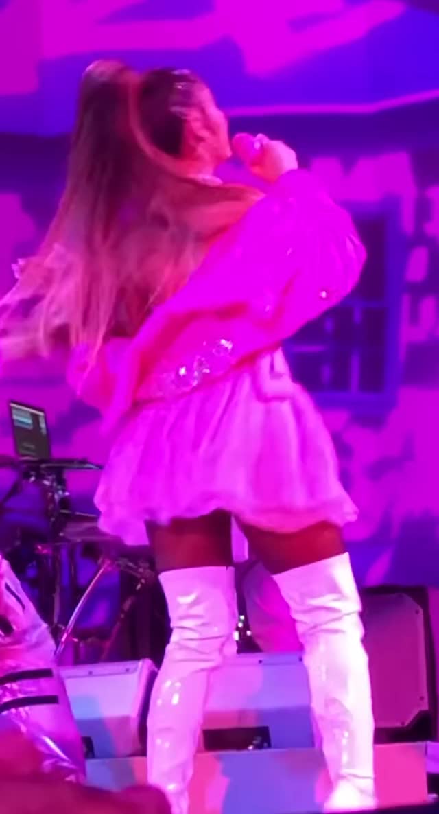 SweetenerTour-09-04-Prague7Rings1