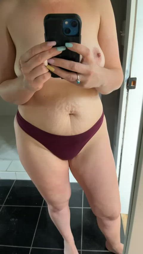 Happy Friday from this 45 year old freshly bathed milf!