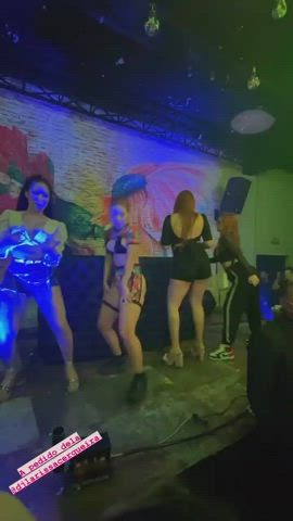 girls redhead twerking gif