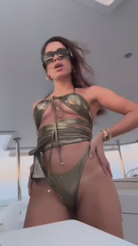 Anitta is fire, look at that ass