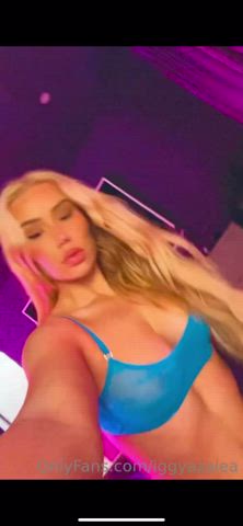 ass big tits bikini blonde cleavage fake tits iggy azalea onlyfans thick thong gif