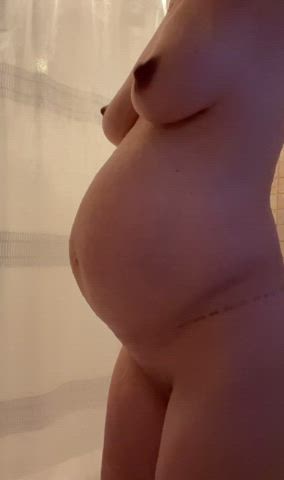 Slow motion bouncing tits, a big pregnant belly, AND all wet in the shower? Does