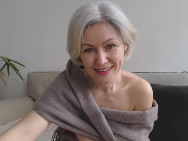 Cute GILF MILF Mature gif