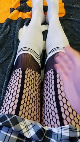 Removing my thigh highs for you👉👈