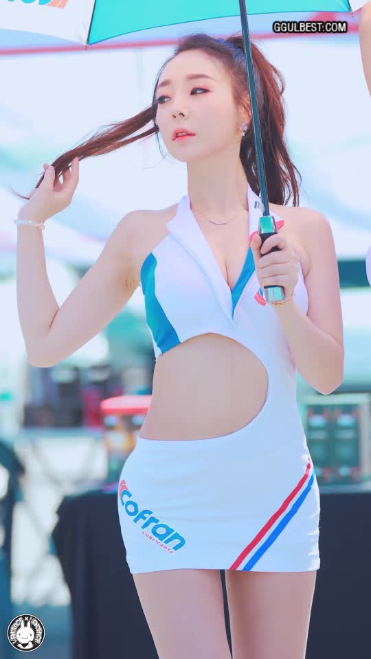 Racing model Huiyeon cleavage