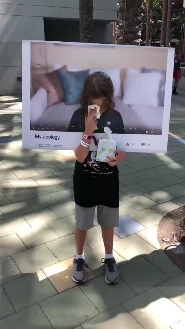 This young savage came dressed as an influencer apology video at #Vidcon2019