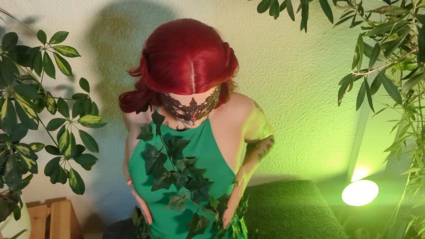 Poison Ivy gently sucks your big cock 🌱💦