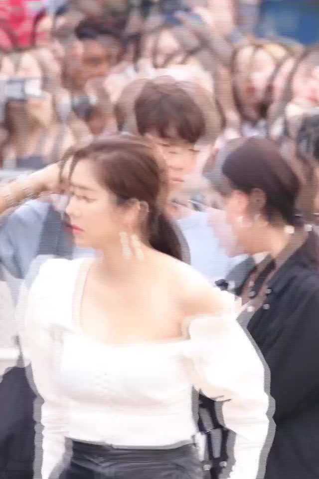 Son Dam Bi 180830 @ Soribada Awards (More extended)