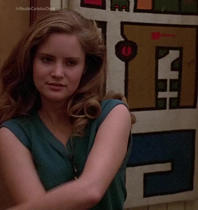 Jennifer Jason Leigh **MIC**