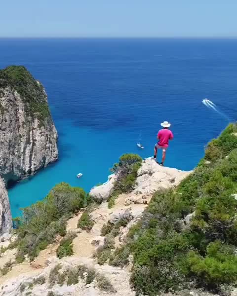 ???A praia mais linda do mundo: Navagio Beach! Quem já colocou na lista de desejos?!