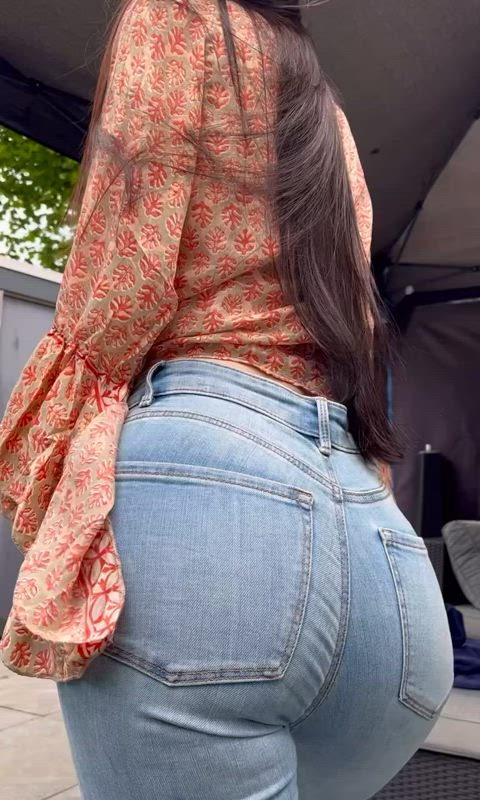 Curves always look best in jeans 🤭