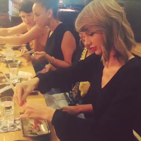 Taylor Swift - Eating Shrimp (Cute)