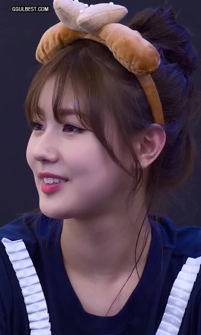 (G)I-DLE MIYEON Fan Signing Close Up.gif