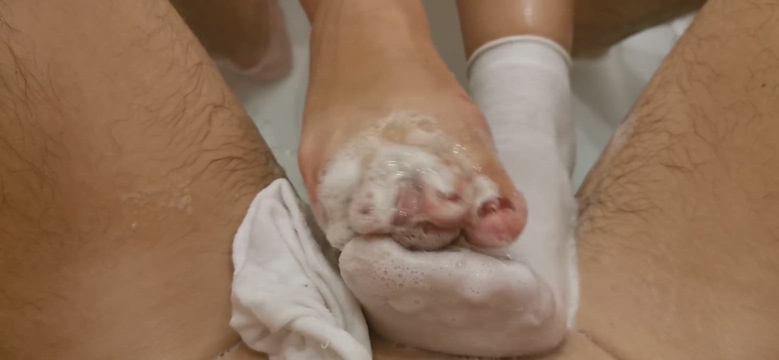 Soapy sockjob in the bath - Oksifootjob