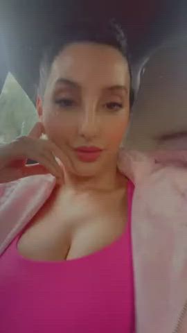 Nora Fatehi Cleavage show