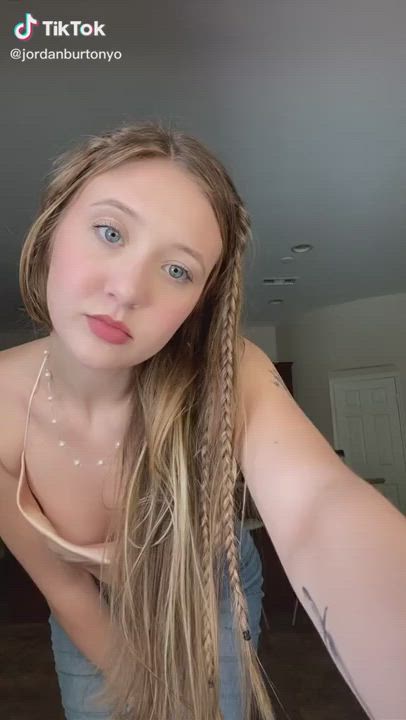 Cleavage Natural Tits TikTok gif