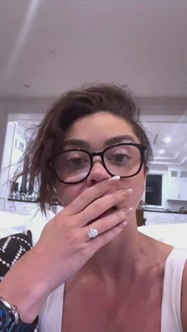 cleavage natural tits sarah hyland gif