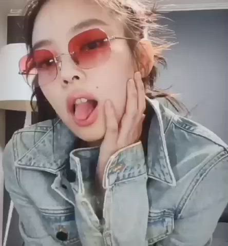 BLACKPINK- Jennie [Slow-Motion] huge load Facial?