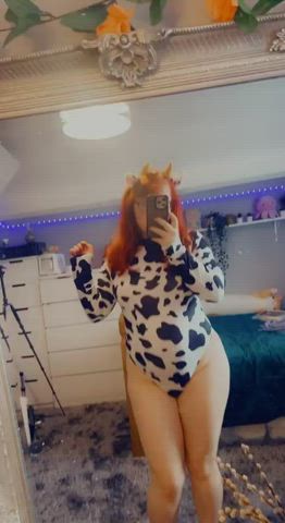 ass booty bubble butt dancing legs mirror onlyfans pale redhead gif