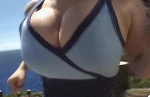 Sexy Bouncing Boobs GIF-source