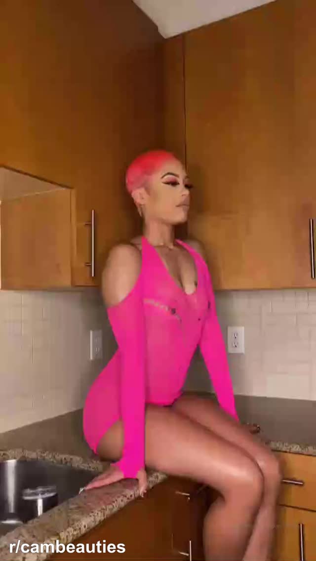 https://cambeauties.com/jasmine-banks-porn-with-her-long-dick-clown-doctor/