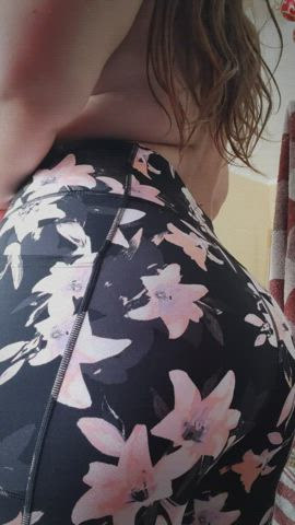 ass big ass booty curvy girls-in-yoga-pants gif