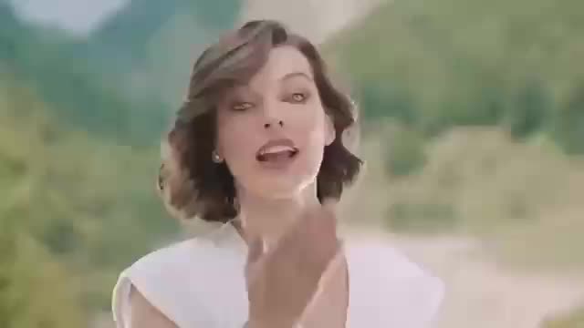 Milla Jovovich blow kiss