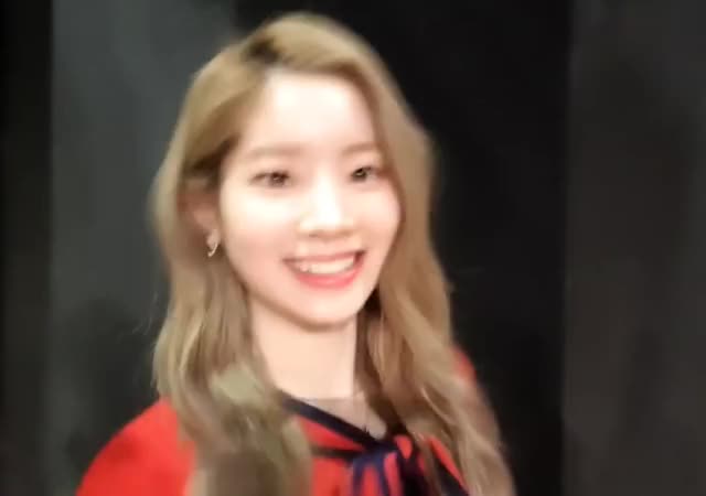 dubu waving