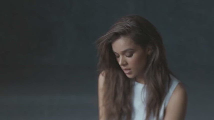 celebrity hailee steinfeld sexy gif