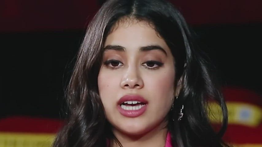 Janhvi Kapoor With Her Heavy Thighs !!
