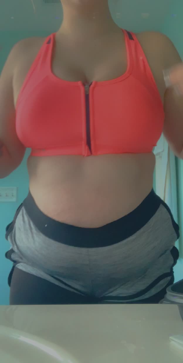 This sports bra is wayyy to small for me ? (OC)