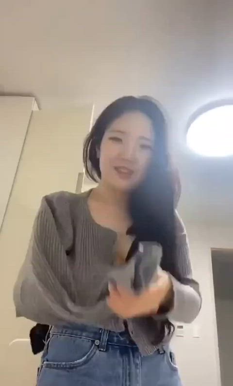 amateur asian big tits boobs downblouse natural tits nipslip tiktok gif