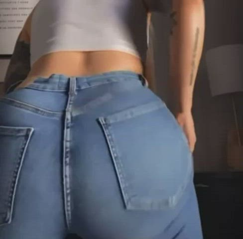 JenBretty in jeans