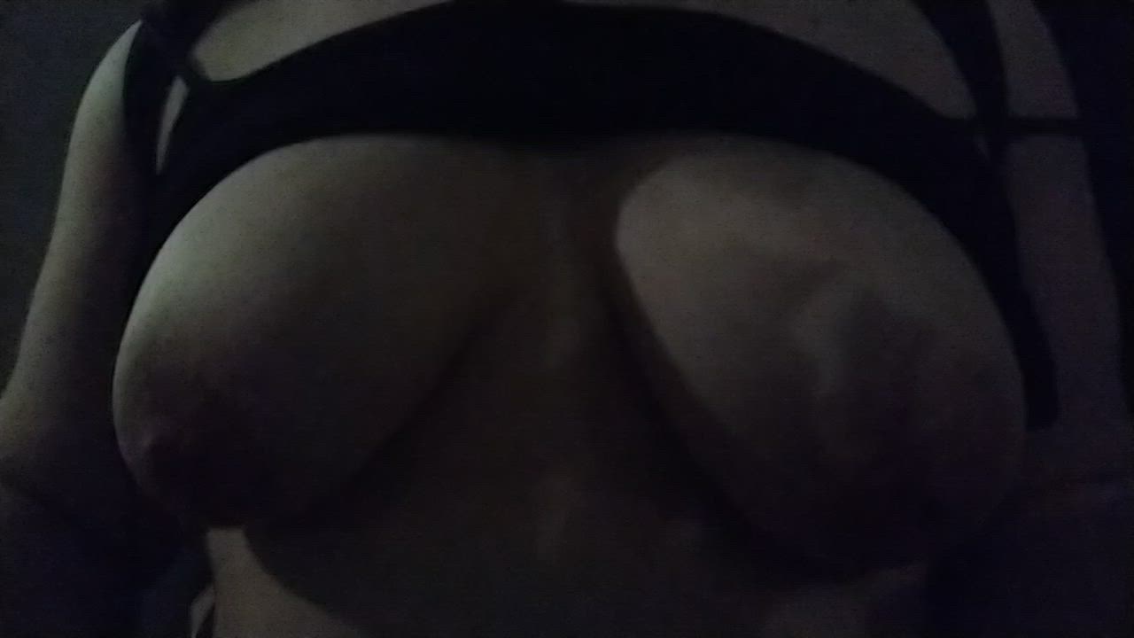 I'm new to making gifs but I made one of my tits jiggling 🙈
