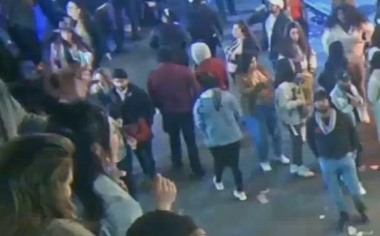 Multiple women flashing boobs on earthcam during mari gras 2022