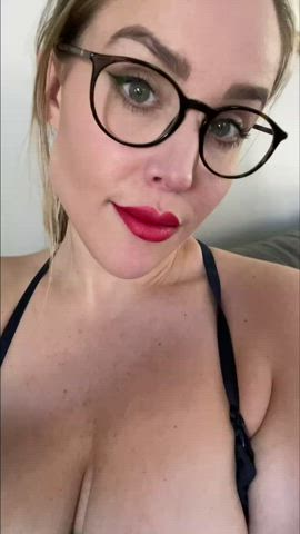 boobs flashing glasses lips lipstick lipstick fetish natural tits neighbor tits gif