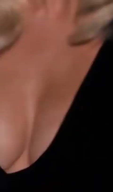 actress big tits boobs bouncing tits brie larson celebrity cleavage close up jiggle