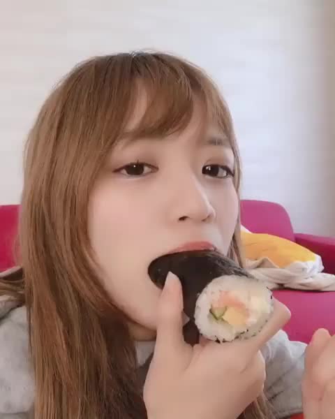 Yuzuki Kokona Eat