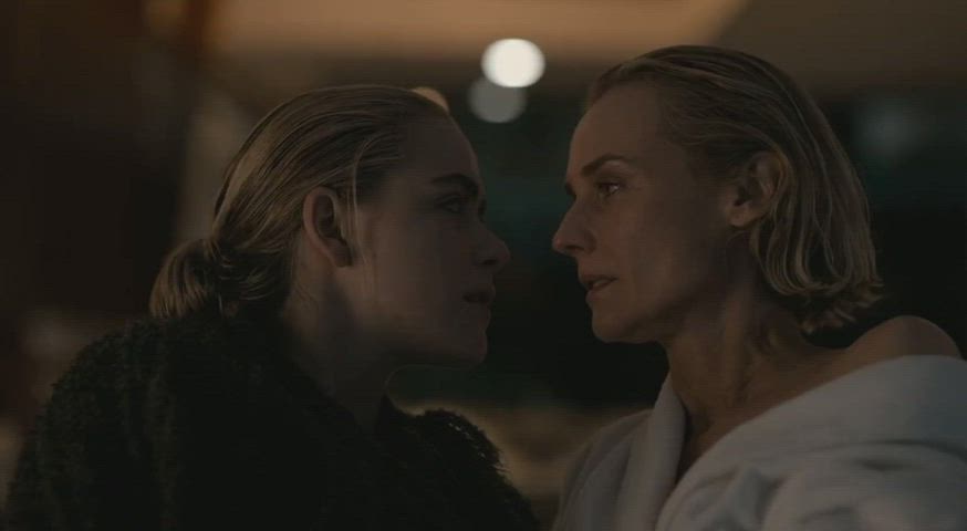 Diane Kruger &amp; Kiernan Shipka lesbian kiss