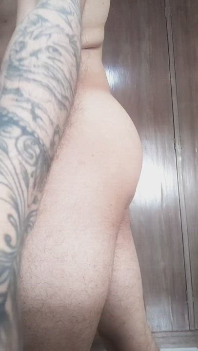27 fit brazilian vers bottom. Into hairy guys, bears, hung, big butts and long term
