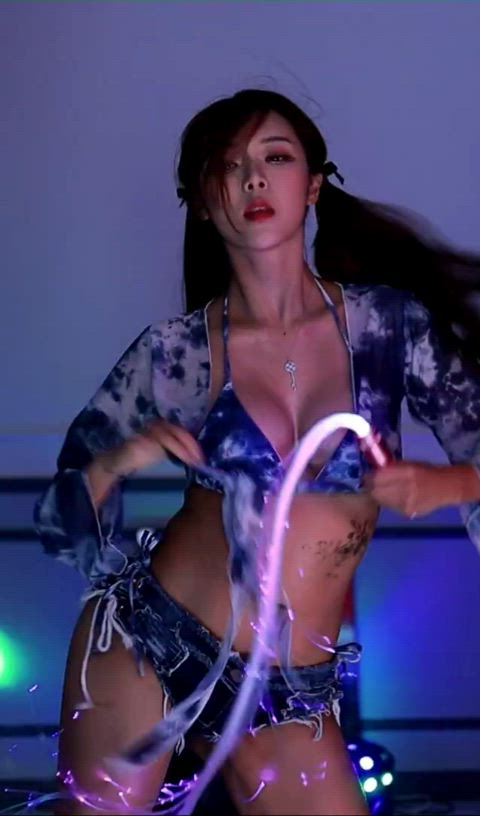 Hye Ming sexy dancing