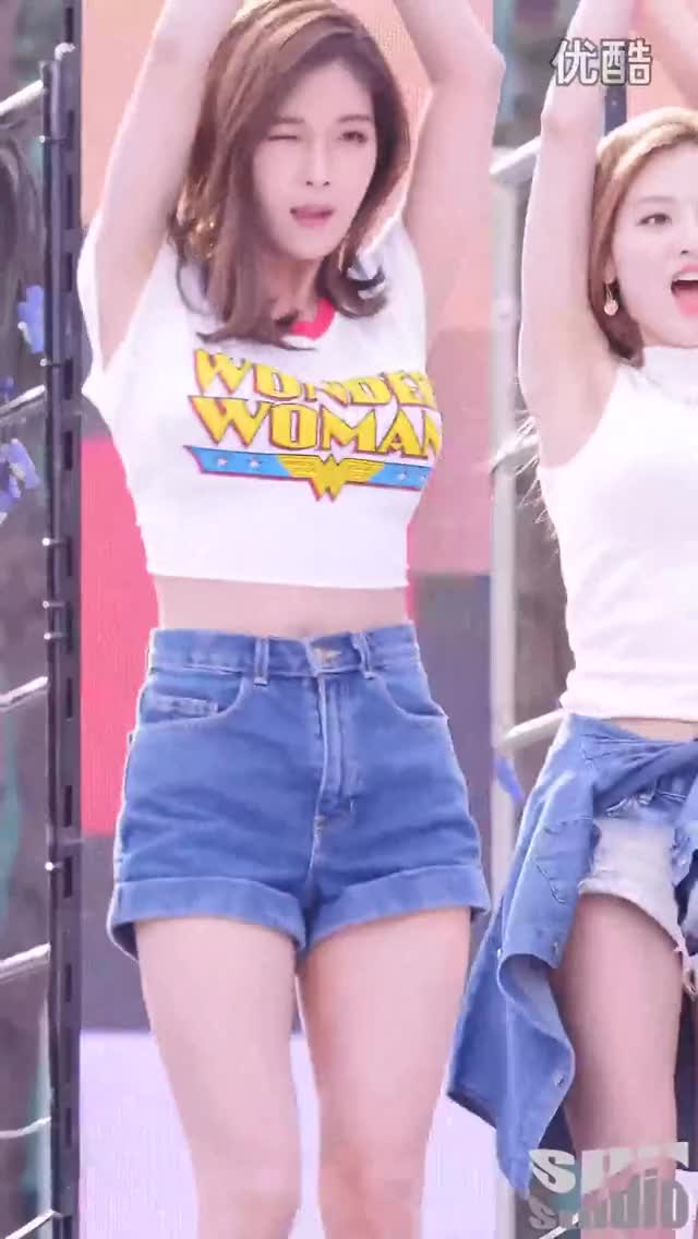 160521 Hyunyoung shake (Whoo) loop 3