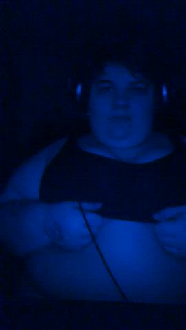 anyone want to play with a big gamer girl?