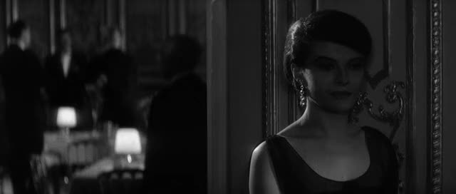 Last-Year-at-Marienbad-1961-GIF-00-17-36-woman-turns-head