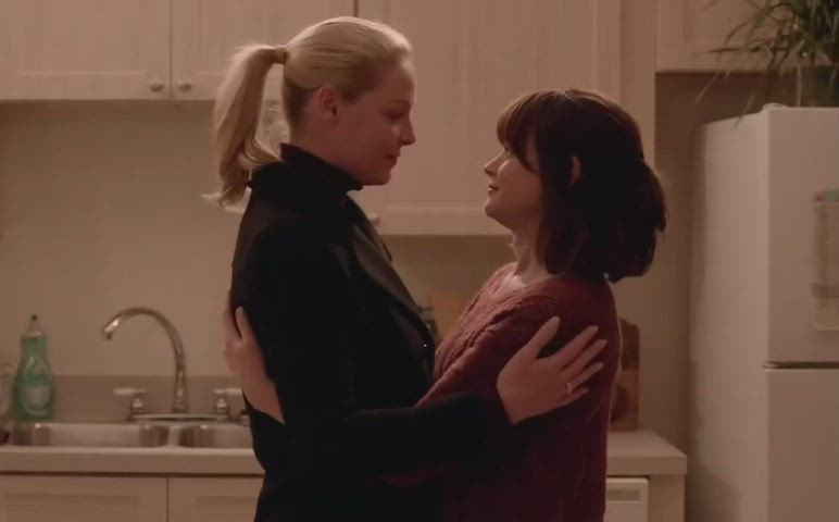 katherine heigl kissing zooey deschanel gif