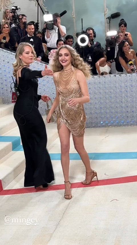 amanda seyfried blonde celebrity dress legs gif
