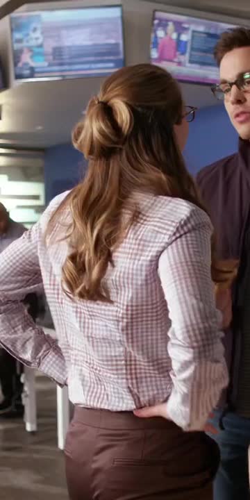 Supergirl 2x20 - 04 - Booty Benoist