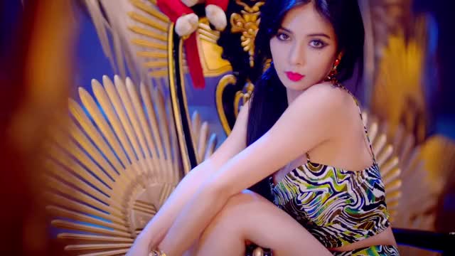 HYUNA - RED