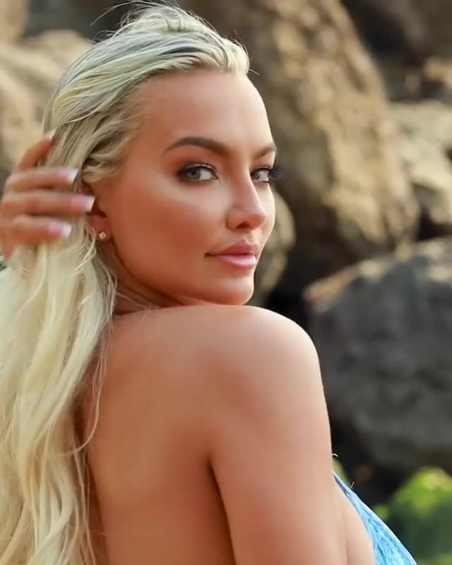 Lindsey Pelas @lindseypelas