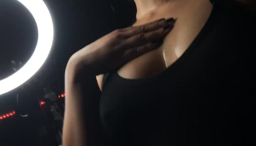 Sweaty post workout titty drop for you babe;)